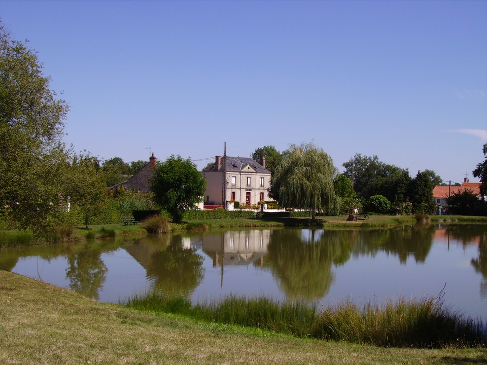 La mairie et l'étang